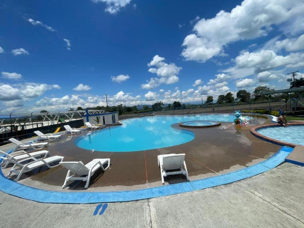 מונטנגרו Apartamento Cerca Parque Del Cafe Con Piscina מראה חיצוני תמונה